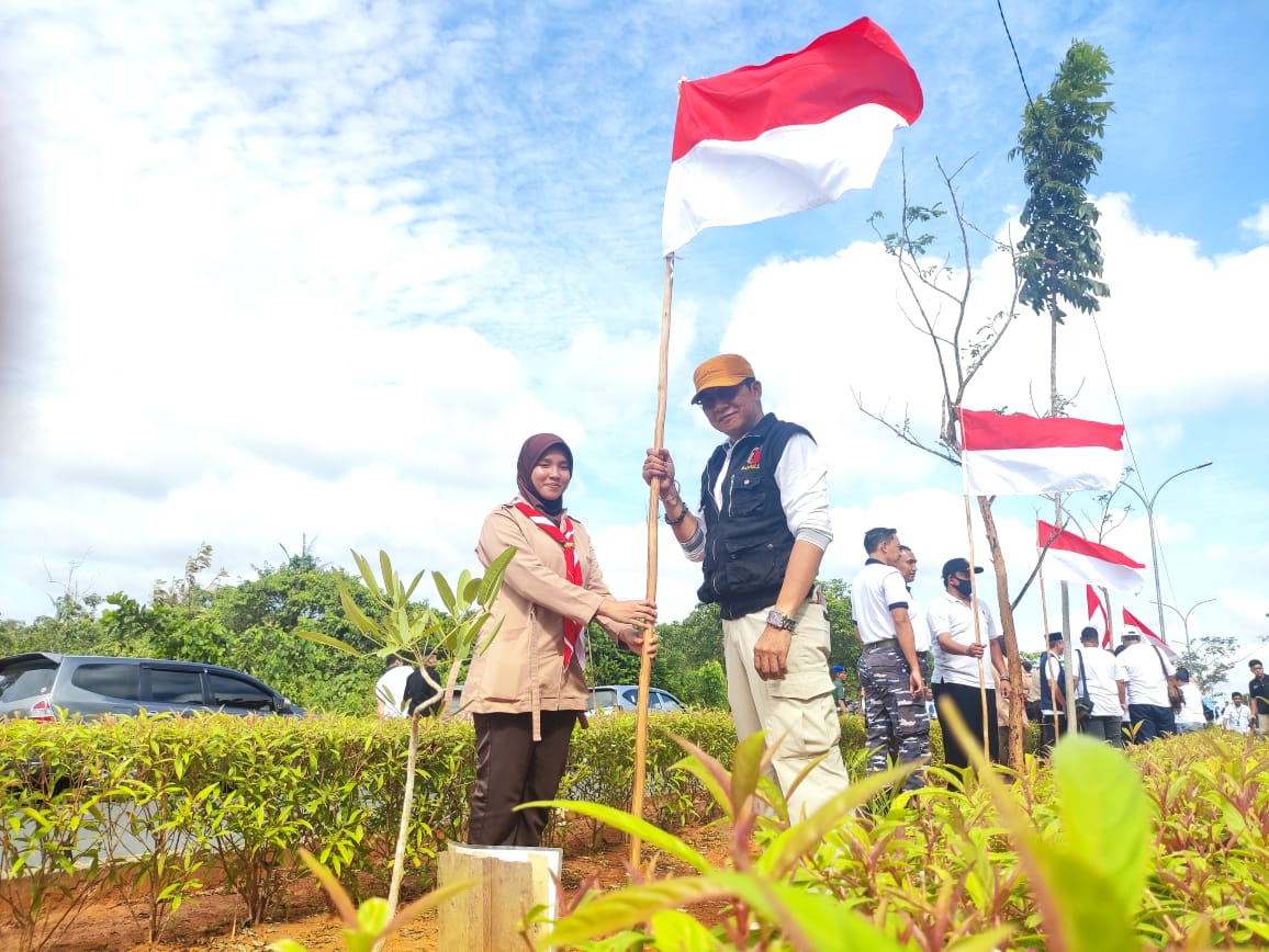Ketua Bawaslu Tanbu (H. Kamiluddin Malewa, S.E., MAP) turut Serta melakukan Pemasangan 5000 Bendera