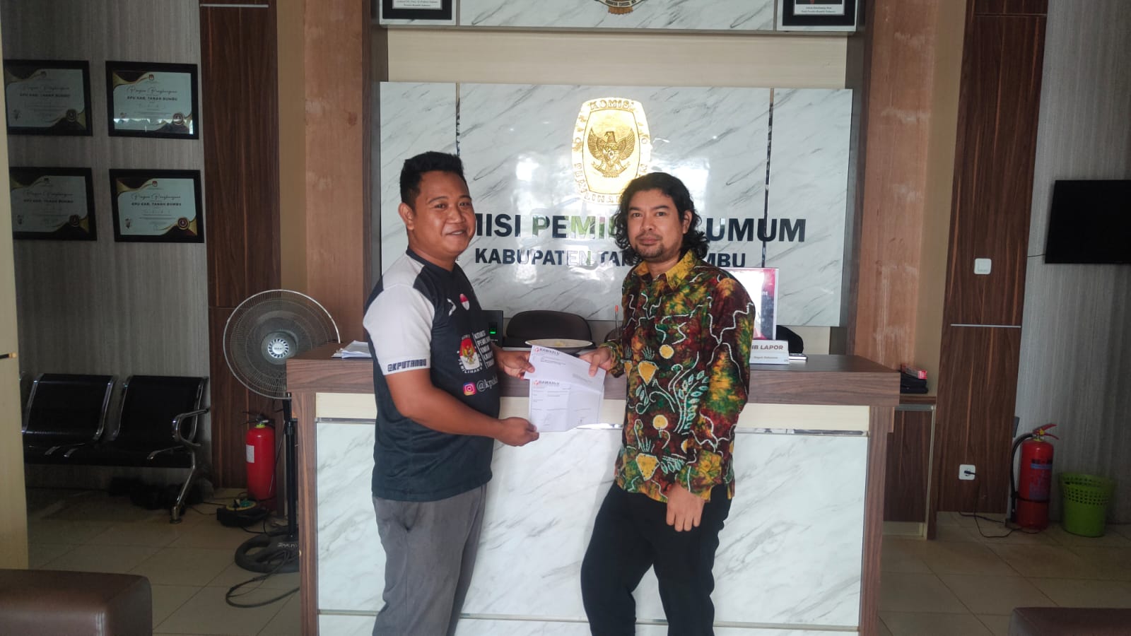 Bawaslu Kabupaten Tanah Bumbu Serahkan Langsung Surat Masukan PDPB 4 kepada KPU Tanah Bumbu