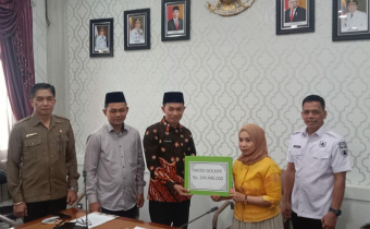 Penyerahan Dana Hibah ke Parpol - Bawaslu dan KPU dan Kesbangpol dampingi Sekda Tanbu