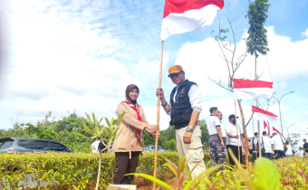 Ketua Bawaslu Tanbu (H. Kamiluddin Malewa, S.E., MAP) turut Serta melakukan Pemasangan 5000 Bendera