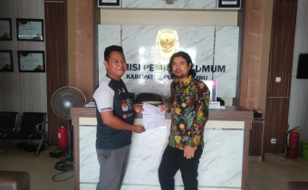 Bawaslu Kabupaten Tanah Bumbu Serahkan Langsung Surat Masukan PDPB 4 kepada KPU Tanah Bumbu